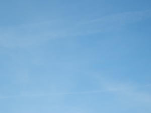 Bel tempo, piogge locali in montagna, venti deboli-moderati, temperature in lieve aumento